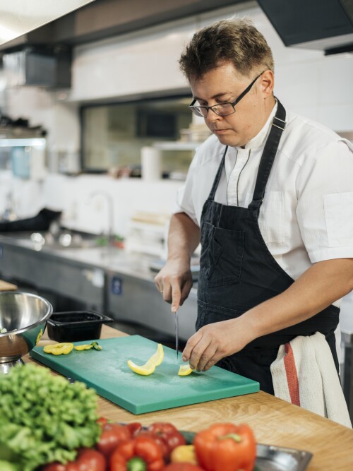 side view chef cutting vegetables