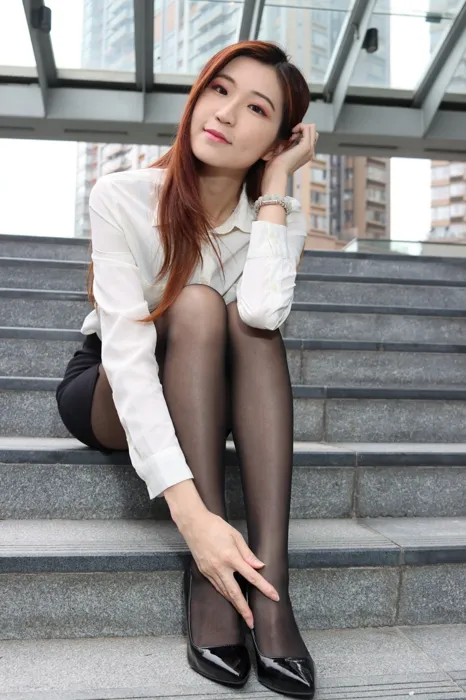 [街拍丝足] NO.024 长腿美模Rita Li 性感造型外拍 #街拍丝足、美足#[75P]-010