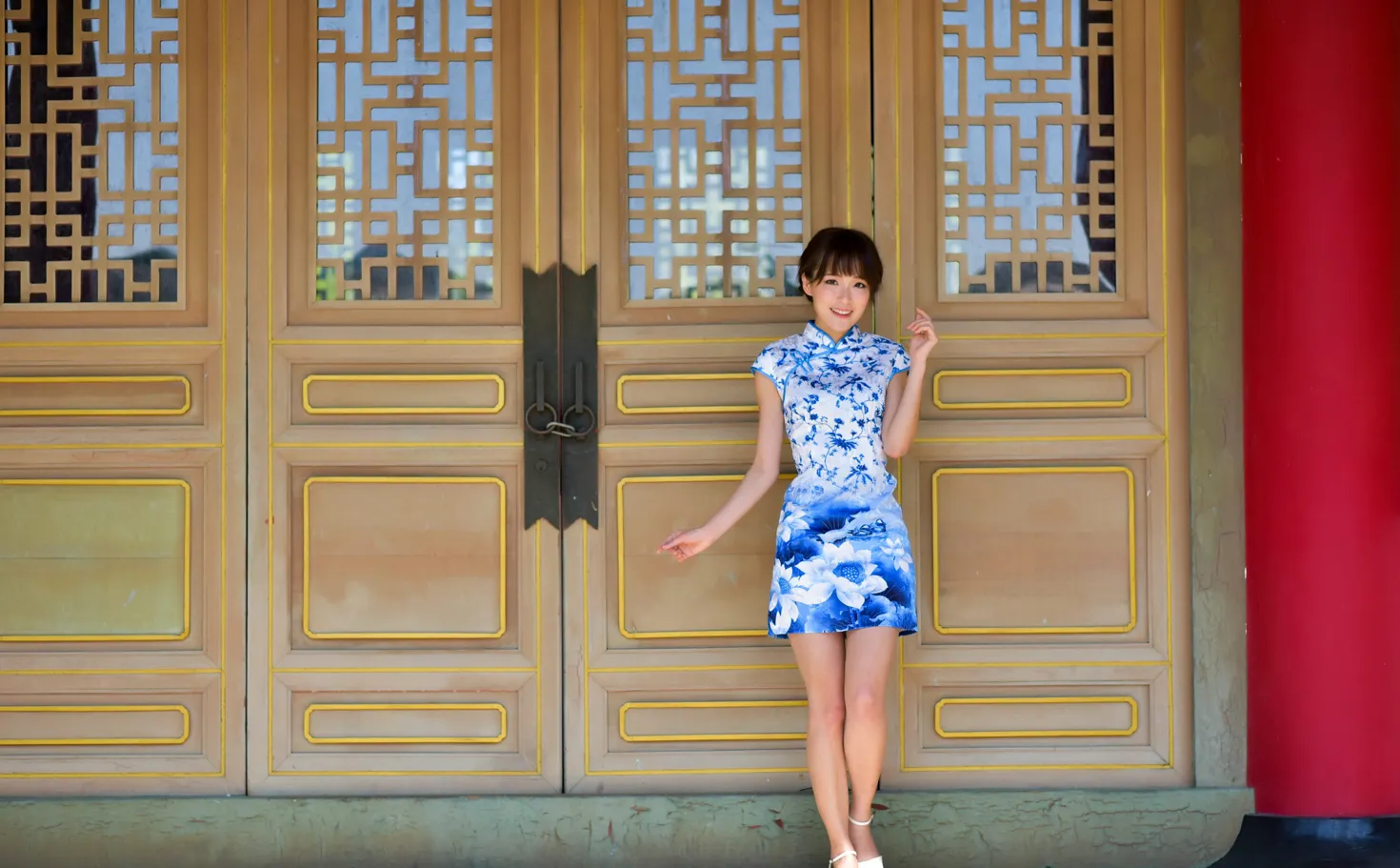 [街拍丝足] NO.189 繆婉瑜 碎花短旗袍高跟美腿#街拍丝足、美足#[68P]-043