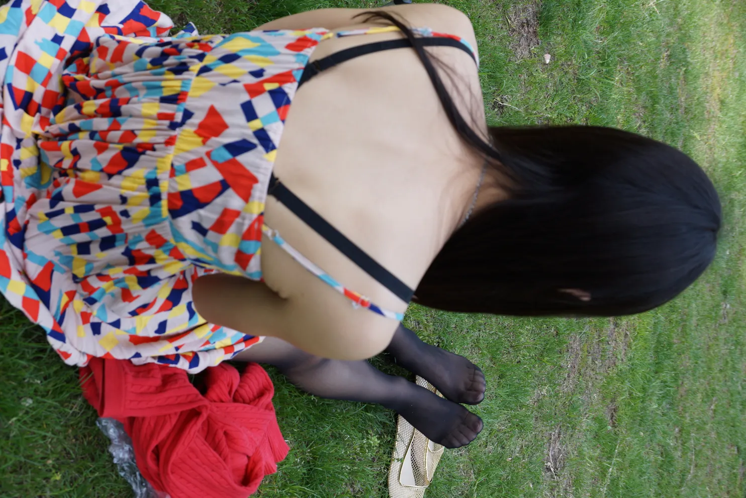 [街拍丝足] NO.031 草地上的长黑丝 #街拍丝足、美足#[56P]-031