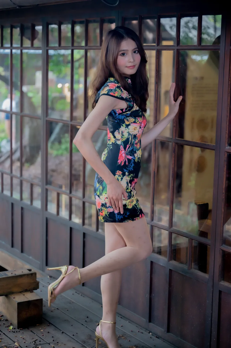[街拍丝足] NO.202 何佳欣 黑花短旗袍丝袜高跟美腿 #街拍丝足、美足#[97P]-002