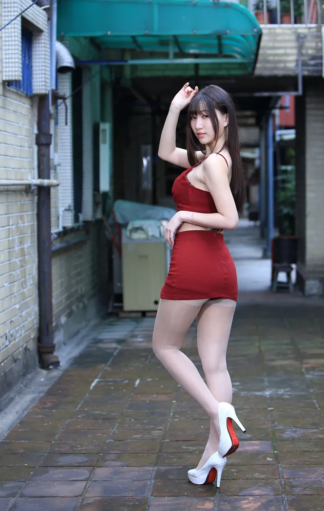 [街拍丝足] NO.100 张雅筑 紧身短裙丝袜高跟美腿 #街拍丝足、美足#[64P]-056
