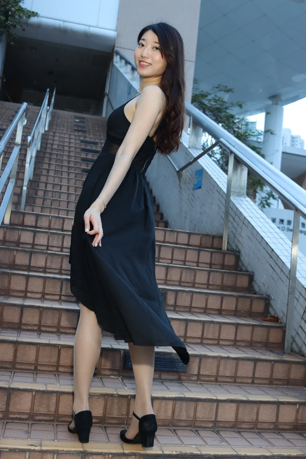 [街拍丝足] NO.106 吴小葵 公园黑色长裙 #街拍丝足、美足#[61P]-056