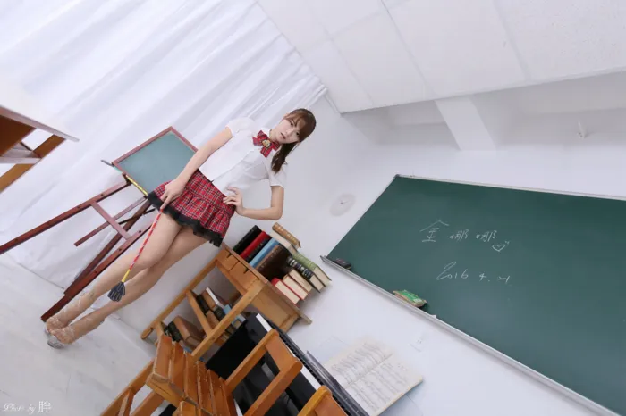[街拍丝足] NO.060  金娜娜 学生制服 高跟美腿棚拍 #街拍丝足、美足#[67P]-016