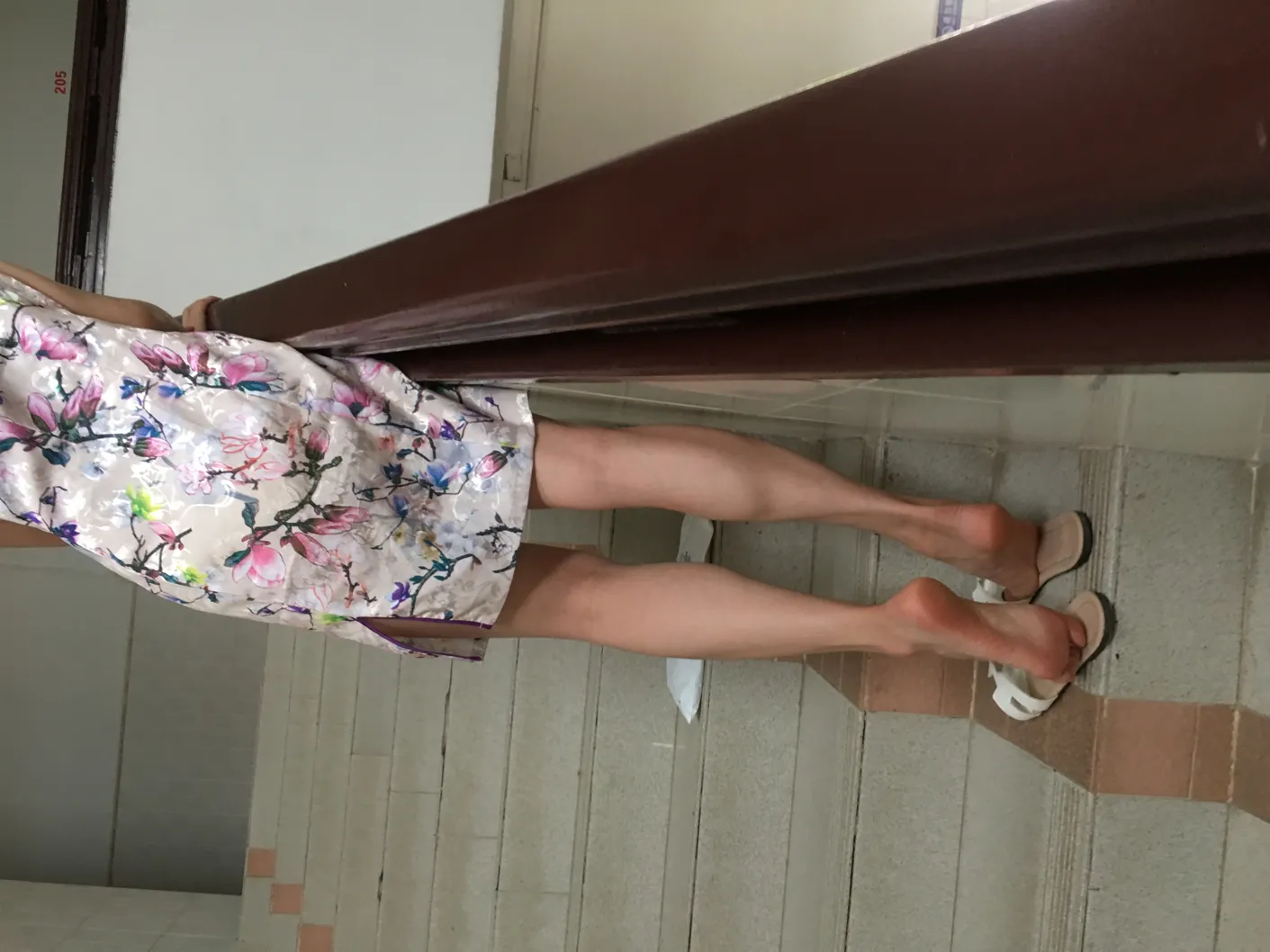 [街拍丝足] NO.021 男科医生小石的超嫩美足长腿网球场写真 #街拍丝足、美足#[80P]-006