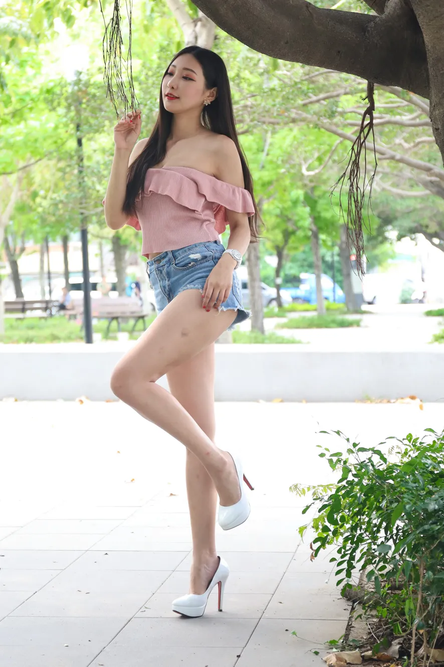 [街拍丝足] NO.133 吴采婕 牛仔短裤高跟美腿 #街拍丝足、美足#[54P]-052