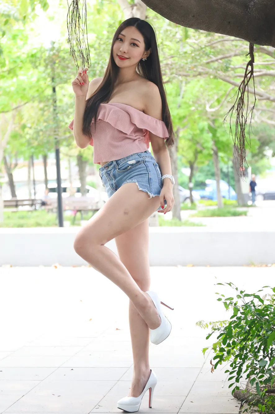 [街拍丝足] NO.133 吴采婕 牛仔短裤高跟美腿 #街拍丝足、美足#[54P]-054