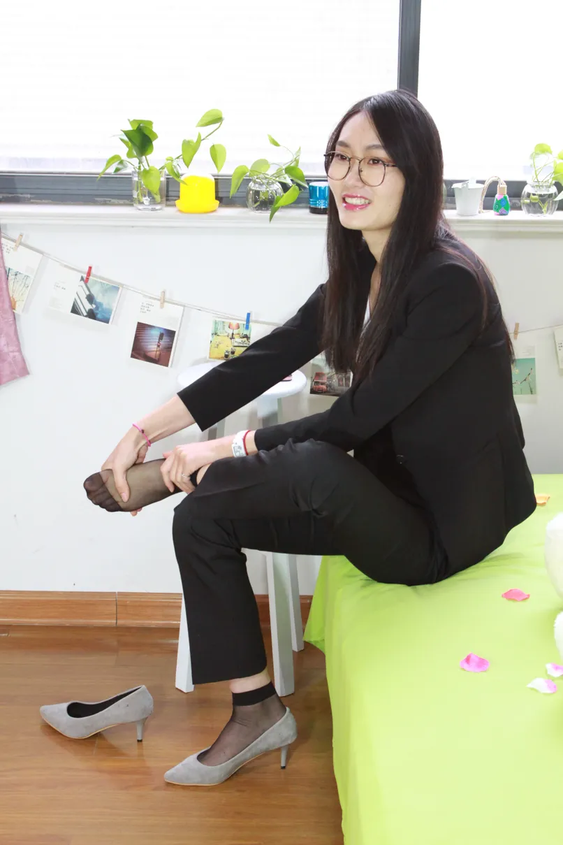 [街拍丝足] NO.027 马上就要踏入社会的小姐姐一身职业装清爽美丽 #街拍丝足、美足#[90P]-066