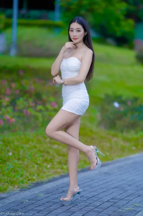 [街拍丝足] NO.076  吴小葵 纯白小礼服 高跟美腿外拍 #街拍丝足、美足#[34P]-023