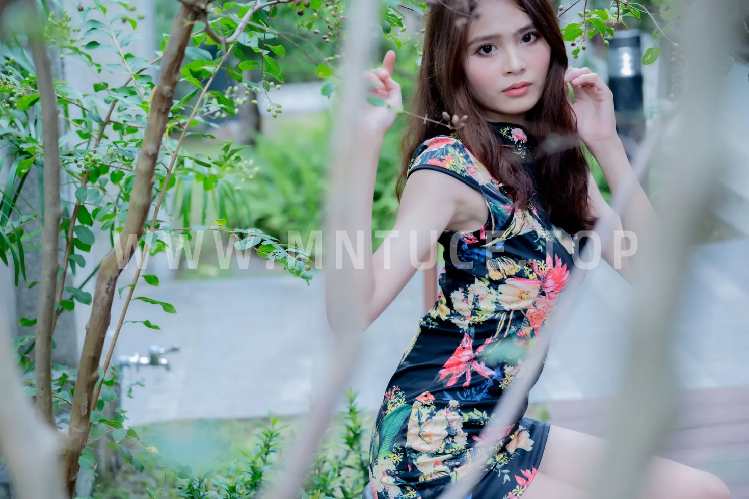 [街拍丝足] NO.202 何佳欣 黑花短旗袍丝袜高跟美腿 #街拍丝足、美足#[97P]-075