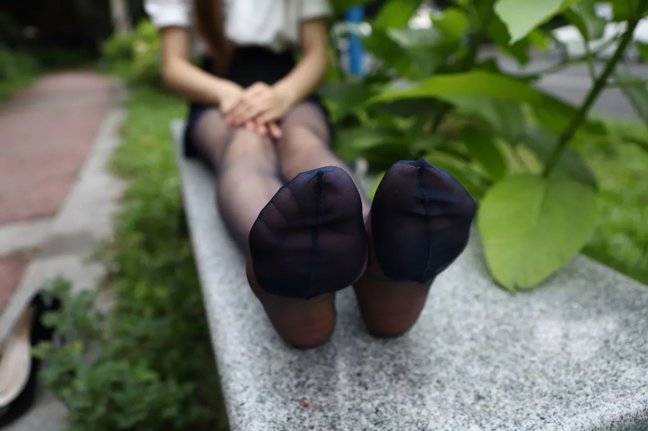 [街拍丝足] NO.083 柒柒的复古深蓝色长筒丝袜 #街拍丝足、美足#[94P]-030