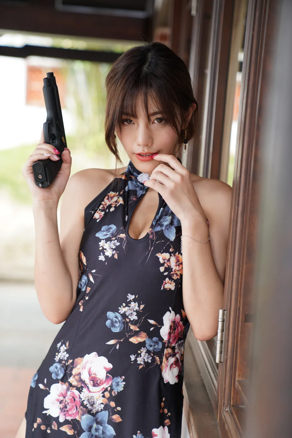 [街拍丝足] NO.104 陈葳 蓝花短旗袍高跟美腿 #街拍丝足、美足#[117P]-071