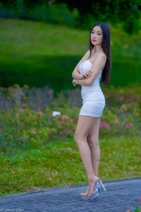 [街拍丝足] NO.076  吴小葵 纯白小礼服 高跟美腿外拍 #街拍丝足、美足#[34P]-031