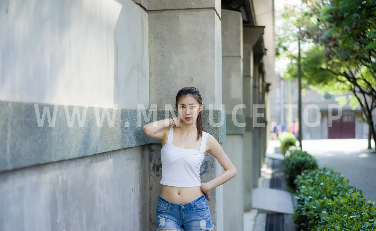 [街拍丝足] NO.186 金允乔 露肚牛仔短裤凉高美腿 #街拍丝足、美足#[47P]-025