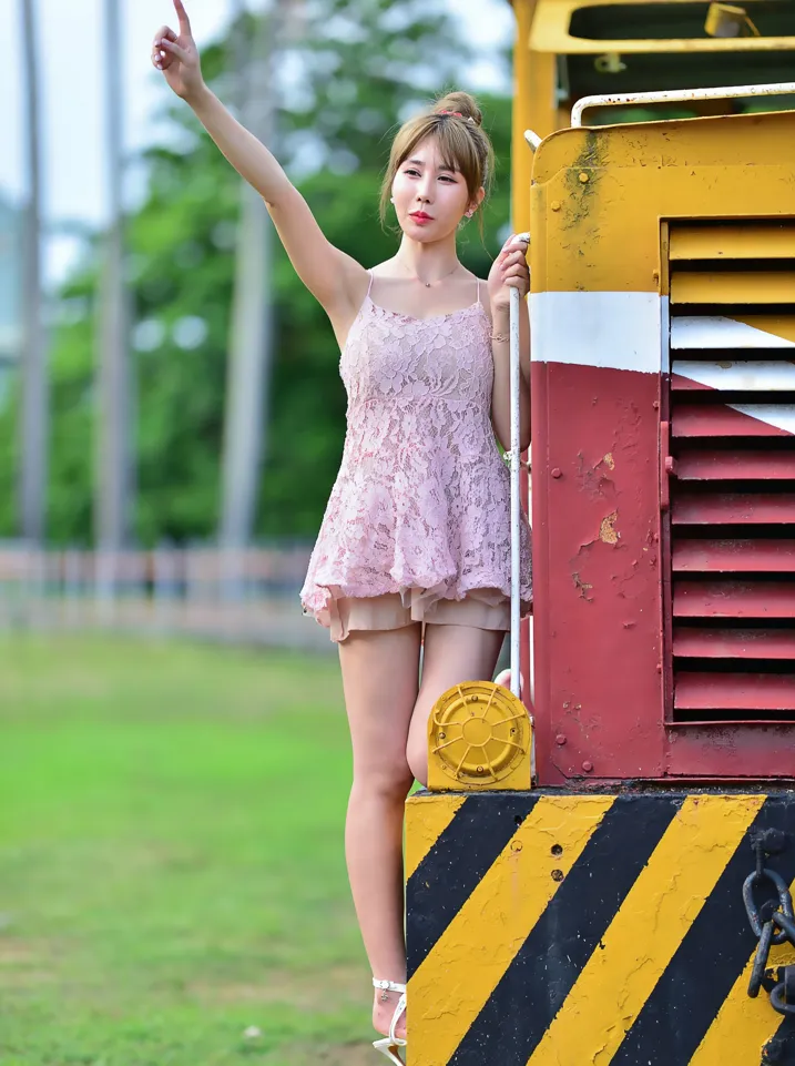 [街拍丝足] NO.201 陈薇羽 吊带连衣裙凉高美腿 #街拍丝足、美足#[123P]-053
