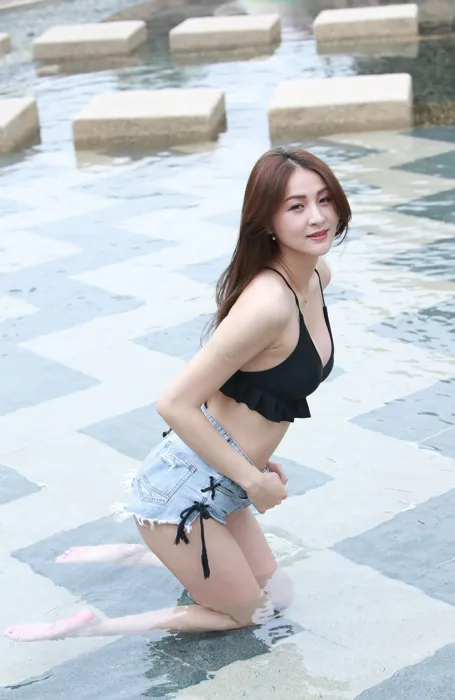 [街拍丝足] NO.087 Lola 露肚牛仔短褲 高跟美腿外拍 #街拍丝足、美足#[122P]-020