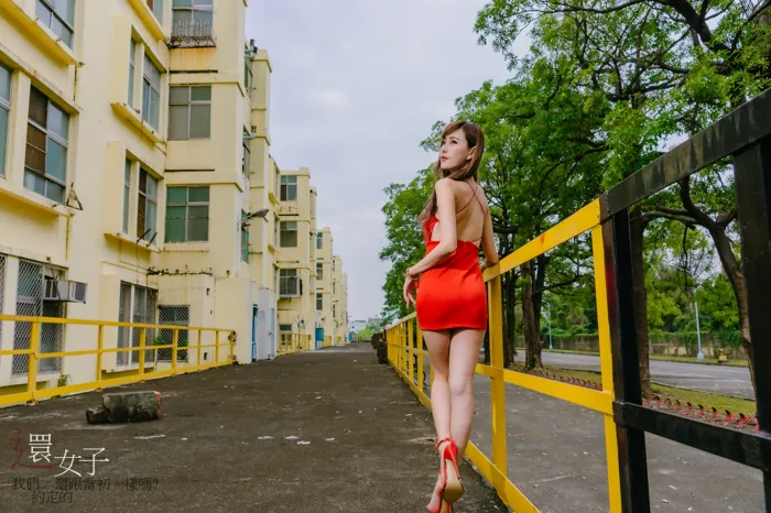 [街拍丝足] NO.047 艾比 紅連衣短裙 高跟美腿外拍 #街拍丝足、美足#[115P]-011