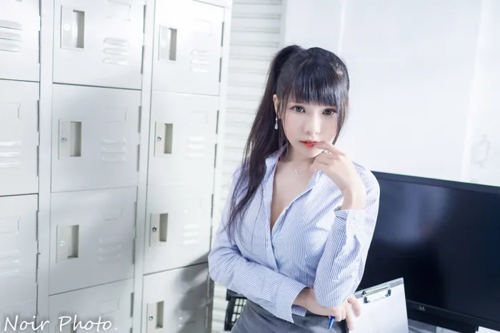 [街拍丝足] NO.072  依霜 OL黑丝 高跟美腿外拍 #街拍丝足、美足#[37P]-011