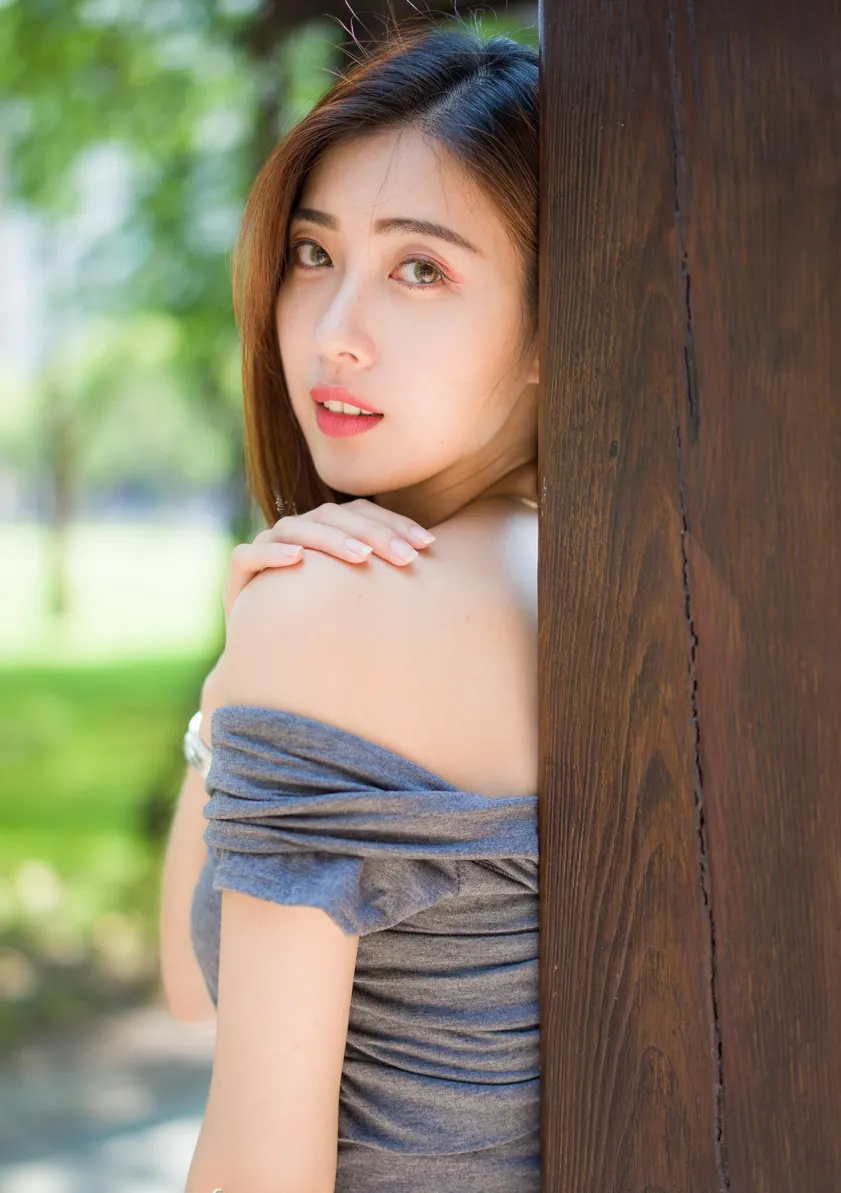 [街拍丝足] NO.207 金允乔 露肩连衣短裙涼高美腿  #街拍丝足、美足#[54P]-009