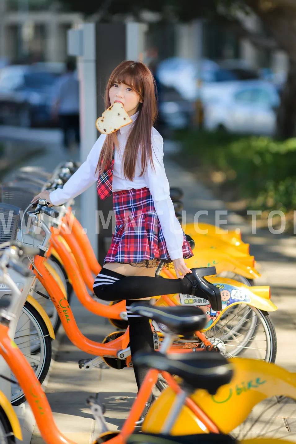 [街拍丝足] NO.233 学生制服高跟 #街拍丝足、美足#[157P]-075