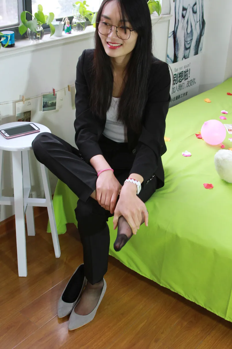 [街拍丝足] NO.027 马上就要踏入社会的小姐姐一身职业装清爽美丽 #街拍丝足、美足#[90P]-079
