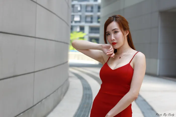 [街拍丝足] NO.042 Dora 吊带紧身裙 高跟美腿外拍 #街拍丝足、美足#[137P]-011