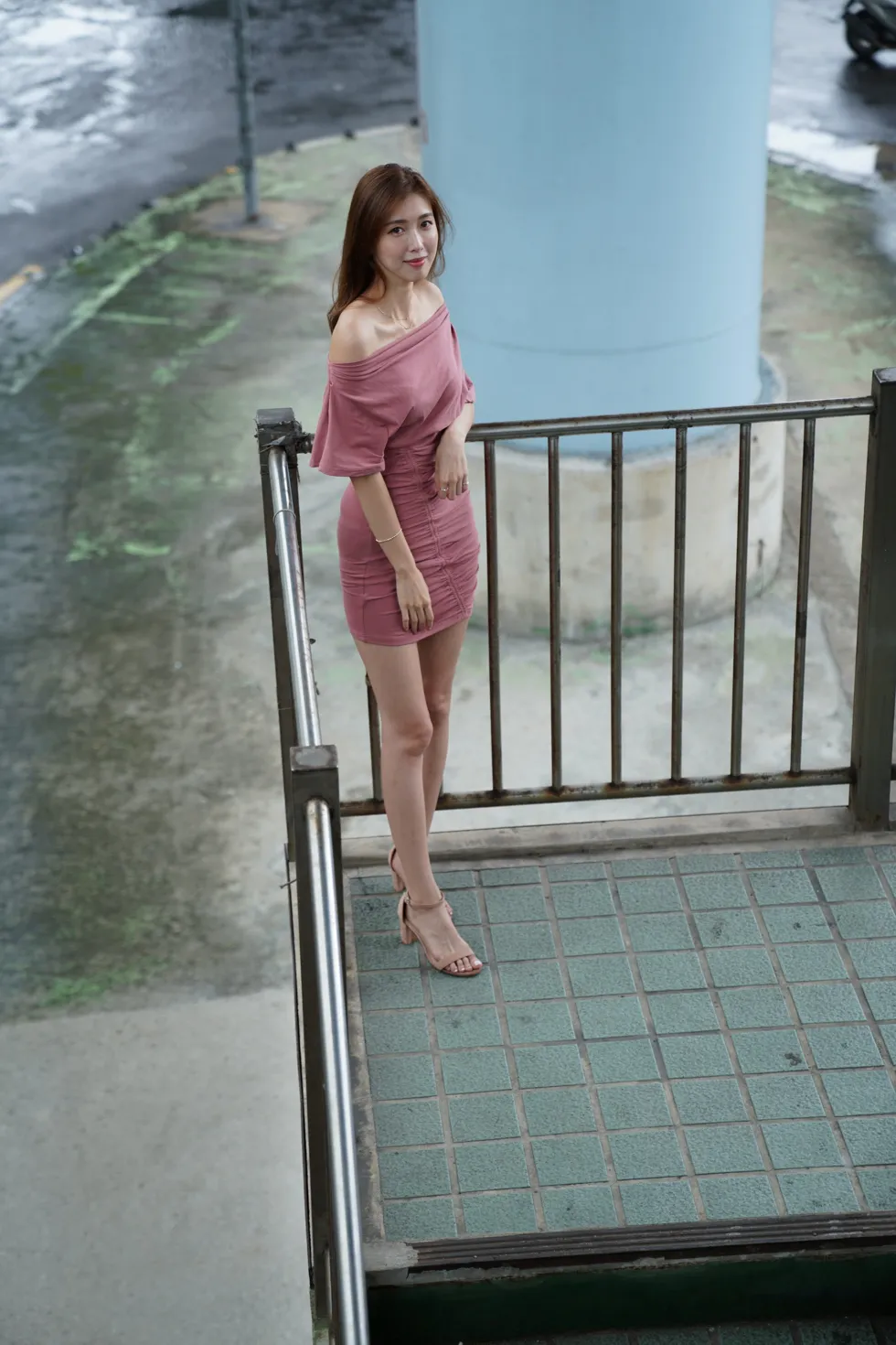 [街拍丝足] NO.130 廖挺仱 露肩连衣短裙凉高美腿 #街拍丝足、美足#[100P]-095