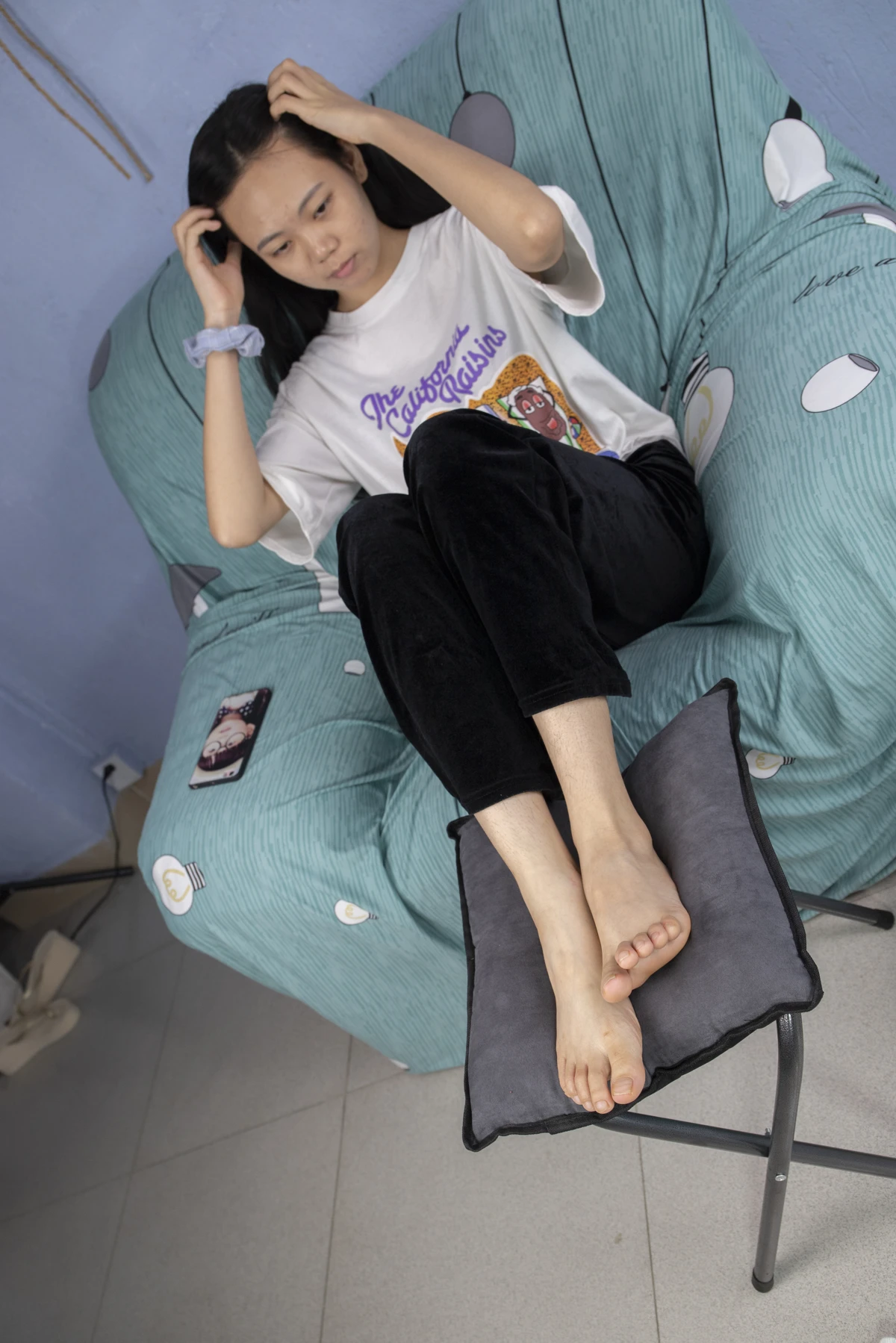[南国足艺] NO.032 脚气美女小怡夹着几天没换袜子摆弄，味道真浓#南国足艺#[93P]-062