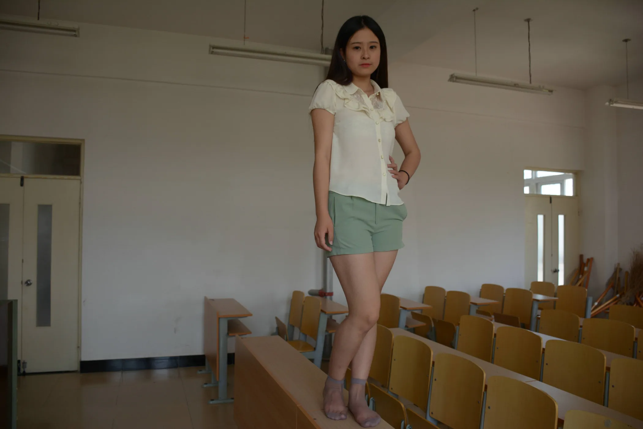 [街拍丝足] NO.018 丰满的学姐在教师给你展示汗渍丝袜足底 #街拍丝足、美足#[130P]-101