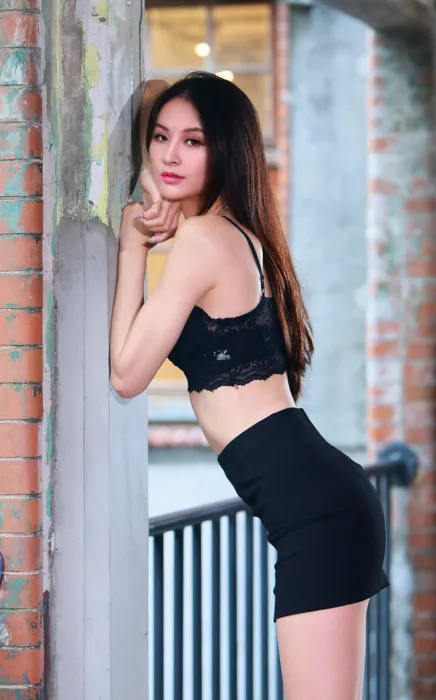 [街拍丝足] NO.066  萝拉 露肚短裙 高跟美腿旅拍 #街拍丝足、美足#[58P]-054