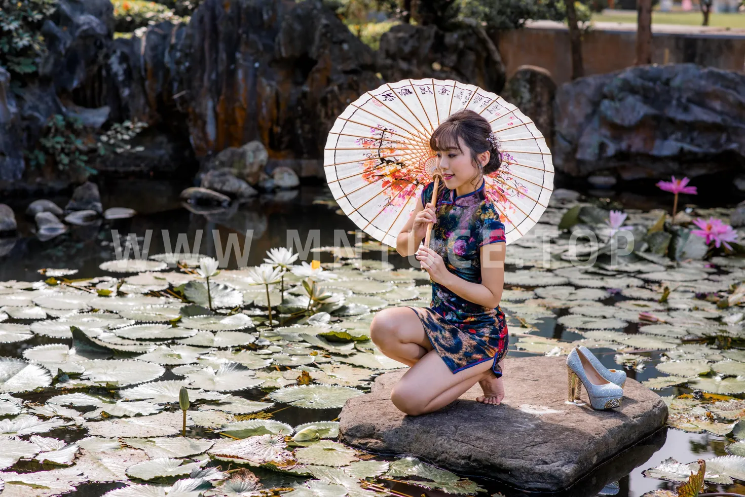[街拍丝足] NO.194 余宸 短旗袍高跟美腿#街拍丝足、美足#[131P]-100