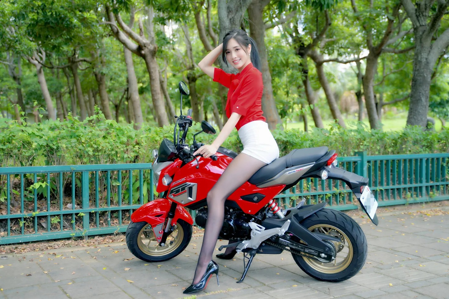[街拍丝足] NO.143 张筠 短裙黑丝高跟美腿 #街拍丝足、美足#[23P]-008