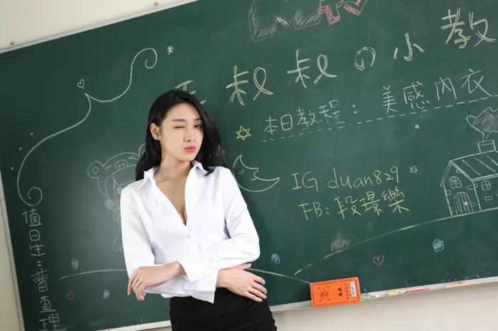 [街拍丝足] NO.058  段璟乐 教师黑丝 高跟美腿旅拍 #街拍丝足、美足#[59P]-048