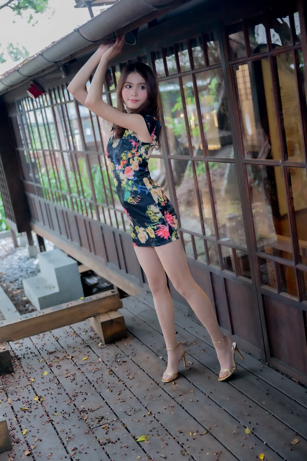 [街拍丝足] NO.202 何佳欣 黑花短旗袍丝袜高跟美腿 #街拍丝足、美足#[97P]-008
