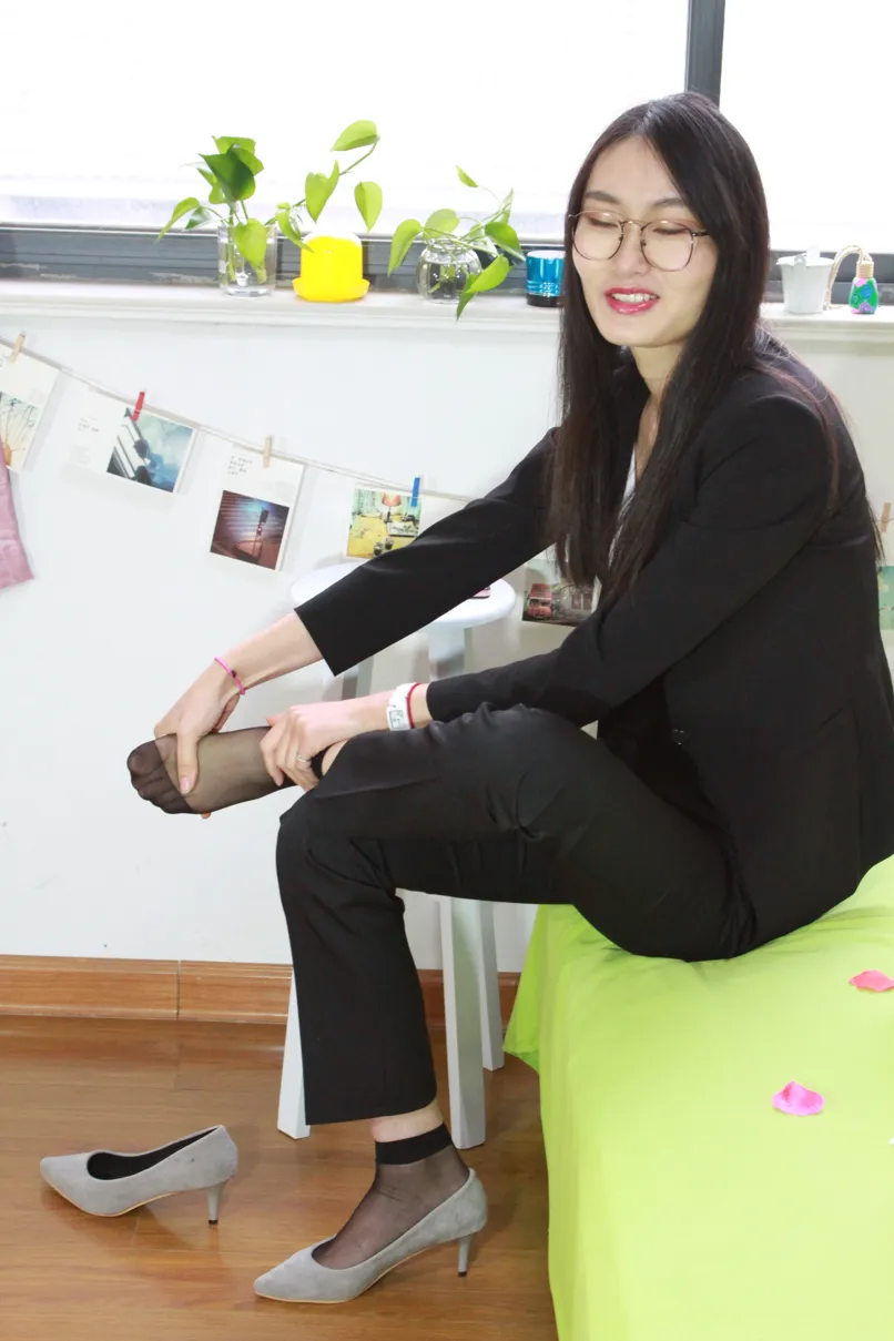 [街拍丝足] NO.027 马上就要踏入社会的小姐姐一身职业装清爽美丽 #街拍丝足、美足#[90P]-067