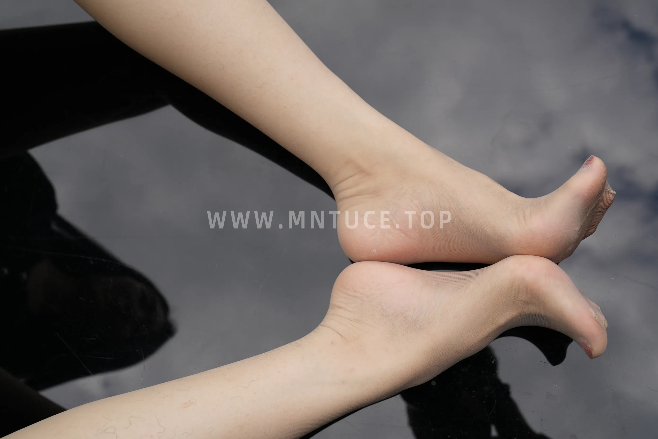 [街拍丝足] NO.008 一组无水印4300W像素高清原图！ #街拍丝足、美足#[94P]-025