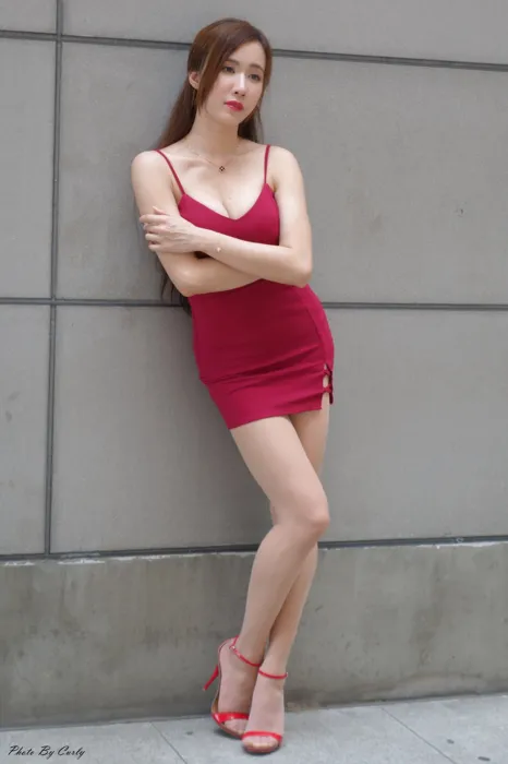 [街拍丝足] NO.042 Dora 吊带紧身裙 高跟美腿外拍 #街拍丝足、美足#[137P]-069