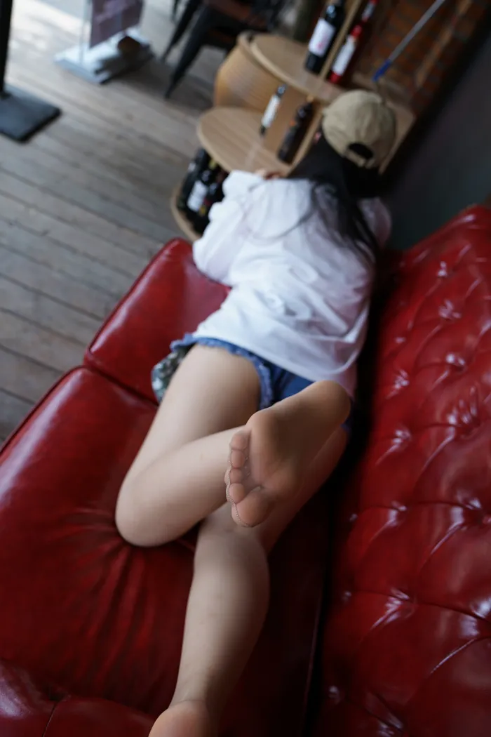 [街拍丝足] NO.004 大大咧咧的东北女孩浩南足底超嫩足底 #街拍丝足、美足#[61P]-049