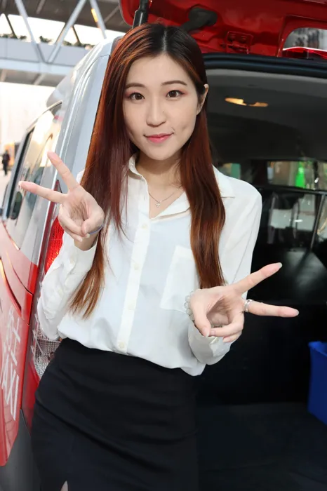 [街拍丝足] NO.024 长腿美模Rita Li 性感造型外拍 #街拍丝足、美足#[75P]-055