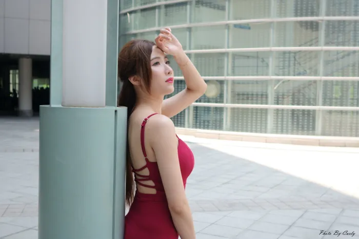 [街拍丝足] NO.042 Dora 吊带紧身裙 高跟美腿外拍 #街拍丝足、美足#[137P]-082