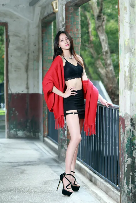 [街拍丝足] NO.066  萝拉 露肚短裙 高跟美腿旅拍 #街拍丝足、美足#[58P]-007