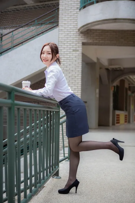 [街拍丝足] NO.164 林华 OL制服 高跟美腿外 #街拍丝足、美足#[42P]-031