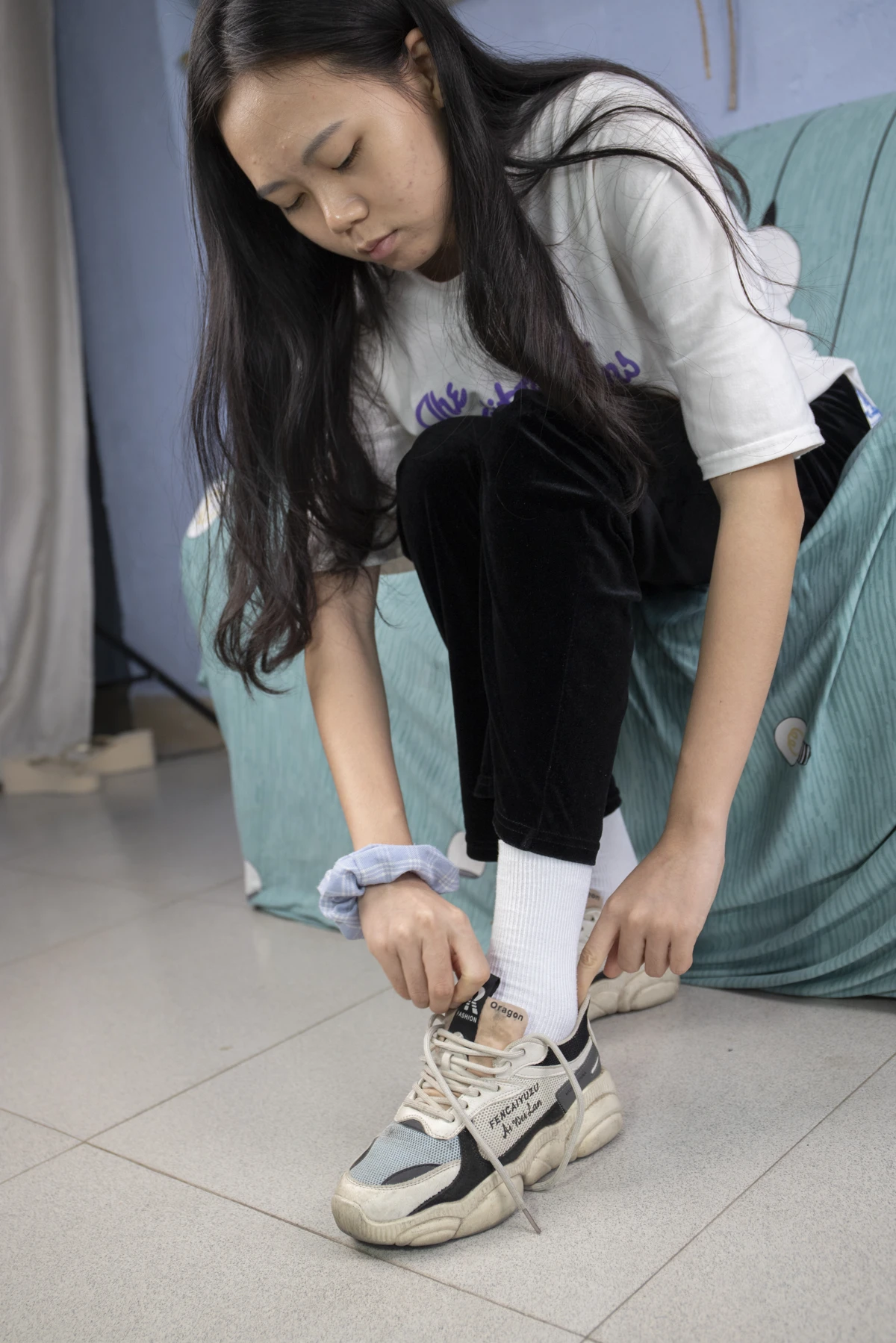 [南国足艺] NO.032 脚气美女小怡夹着几天没换袜子摆弄，味道真浓#南国足艺#[93P]-091
