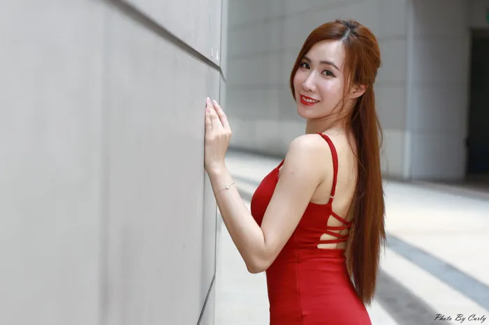 [街拍丝足] NO.042 Dora 吊带紧身裙 高跟美腿外拍 #街拍丝足、美足#[137P]-024
