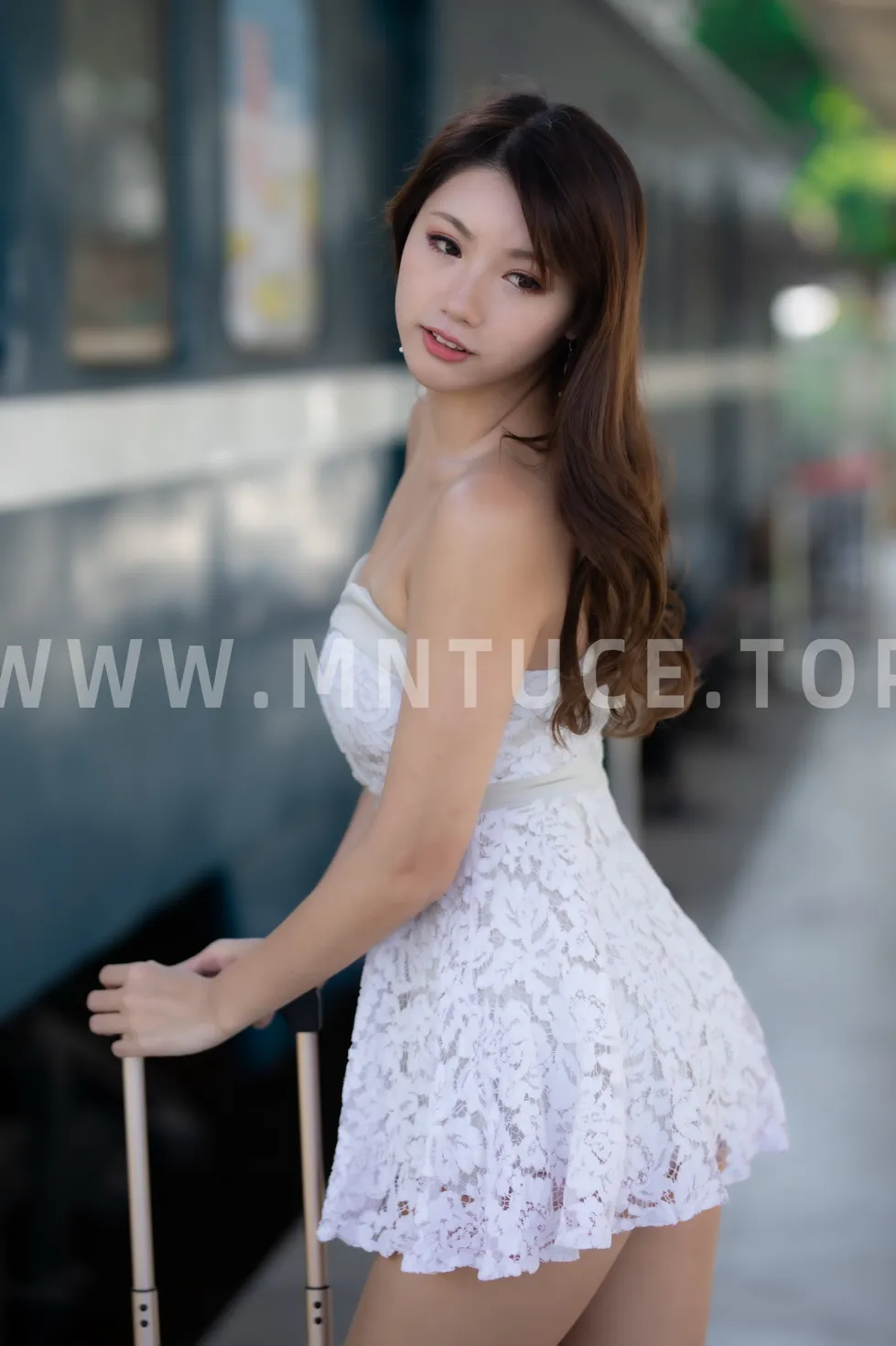 [街拍丝足] NO.183 张伦甄 露肩连衣裙丝袜高跟美腿 #街拍丝足、美足#[36P]-025