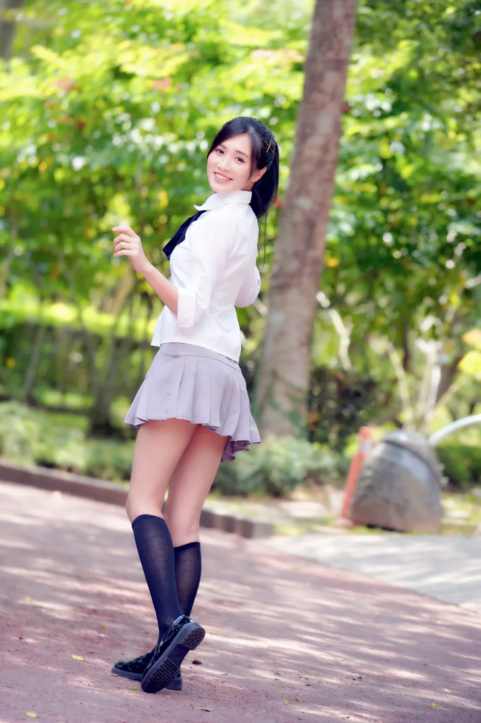 [街拍丝足] NO.143 张筠 短裙黑丝高跟美腿 #街拍丝足、美足#[23P]-013