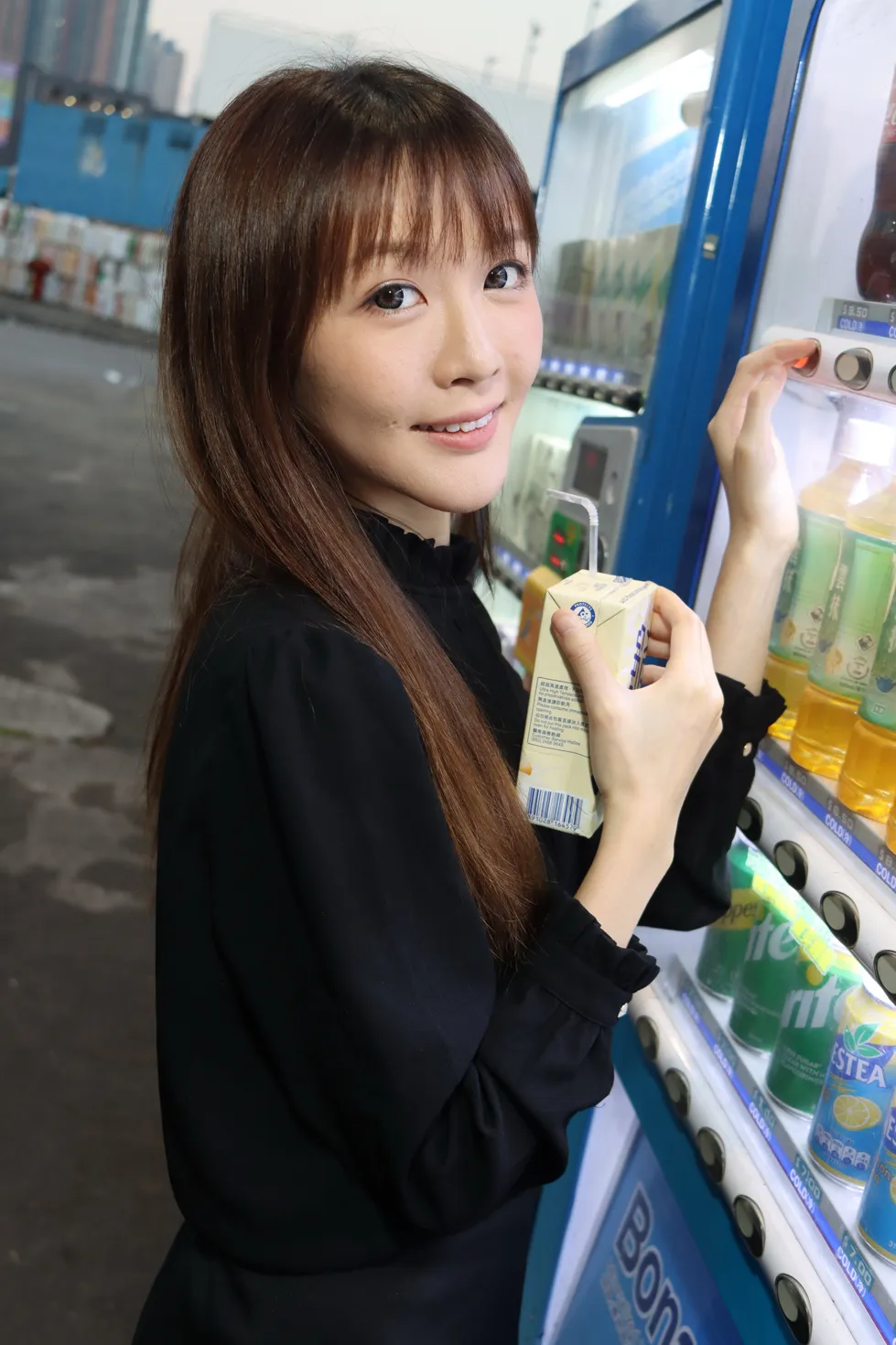 [街拍丝足] NO.161 Kiki 短裙丝袜美腿 #街拍丝足、美足#[95P]-081