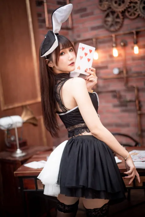 [街拍丝足] NO.079  乔乔儿 兔女郎 高跟美腿外拍 #街拍丝足、美足#[48P]-044
