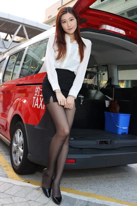 [街拍丝足] NO.024 长腿美模Rita Li 性感造型外拍[75P]-PicJJ