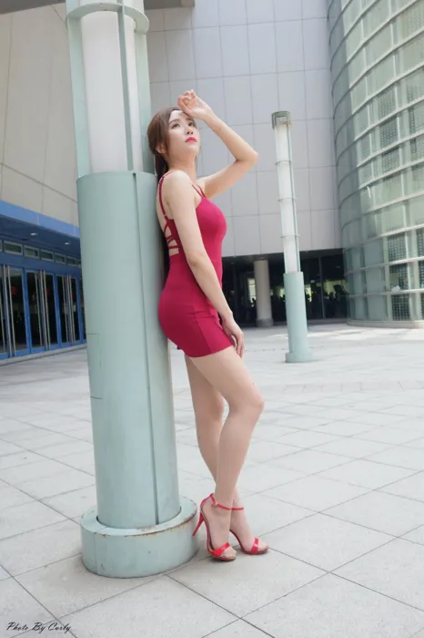[街拍丝足] NO.042 Dora 吊带紧身裙 高跟美腿外拍 #街拍丝足、美足#[137P]-084